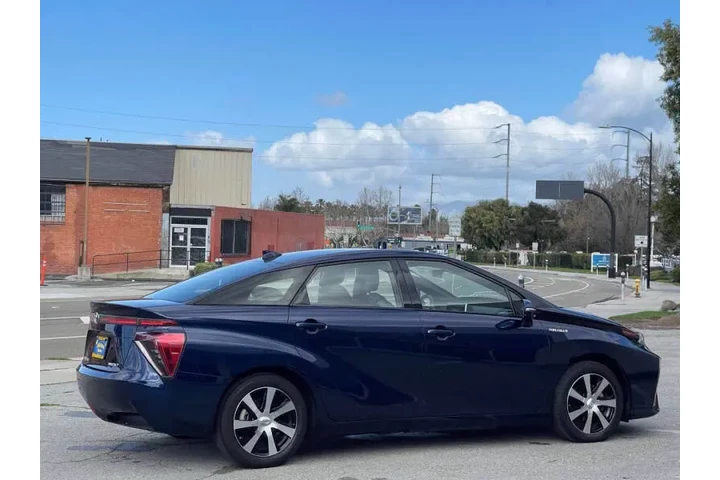 2020 Mirai image 5
