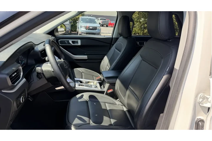 $32680 : Ford Explorer 2023 AWD XLT 4 image 5