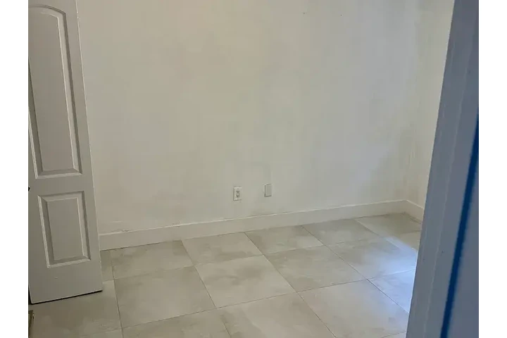 $800 : This home has 2 bedrooms, 1 ba image 4