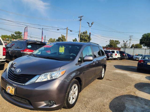 $10999 : 2012 Sienna LE 8-Passenger image 4