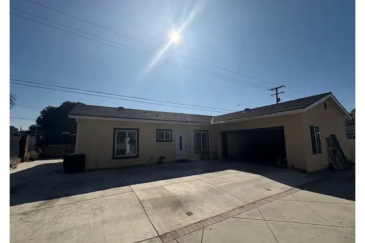 $2190 : Home Features: 3 Bedrooms, 3b image 3