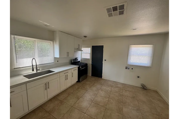 $800 : charming HOME ..San Bernardino image 5