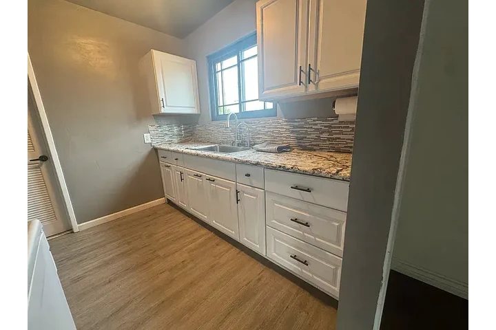 $800 : Beautifully refreshed 2-bedroo image 4