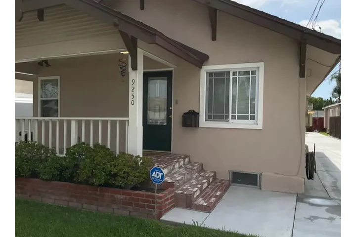 $1090 : Casa De Renta En Bellflower CA image 1