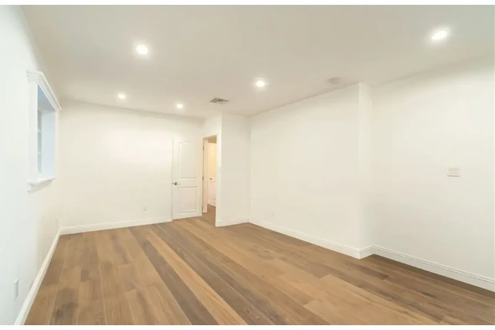 $2500 : 3 Bedrooms 2 Bath in South LA image 6