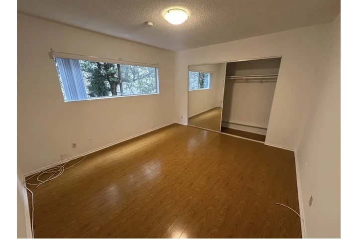 $1900 : 2 Bedroom Apt in James M Wood image 7