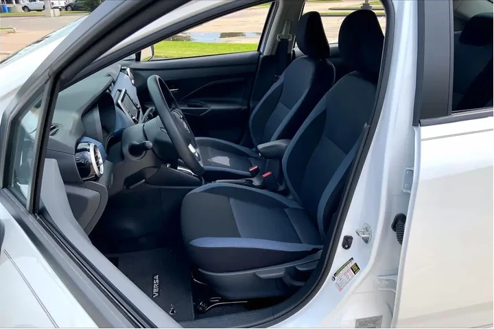 $20567 : Nissan Versa 2025 SV 4dr Sed image 8