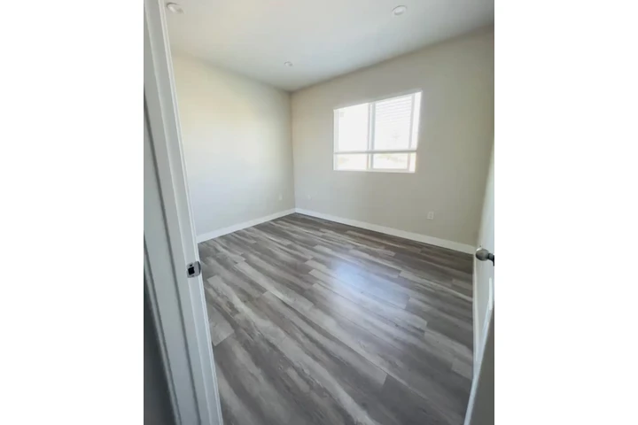 $1900 : 2BED Apt in Huntington Park image 5