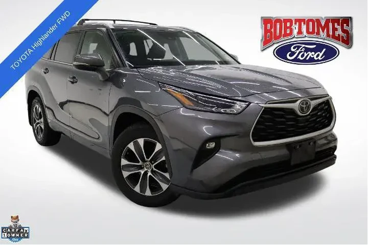 $32756 : Toyota Highlander 2023 LE 4d image 1