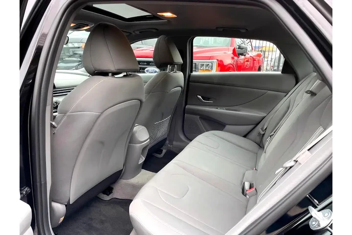 2024 Elantra SEL image 8