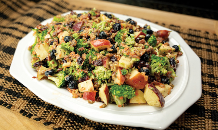 Ensalada de brócoli con arándanos