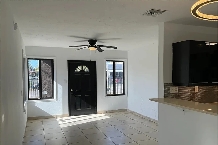 $1000 : charming Beautiful  bedroom image 5