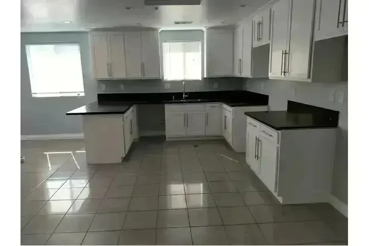 $3600 : LARGE 3 BED, 4 BA, APT. image 3