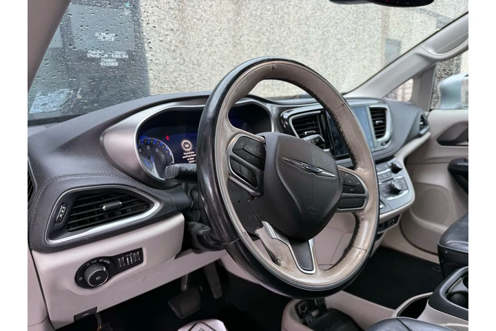 $11990 : 2018 Pacifica Limited image 5