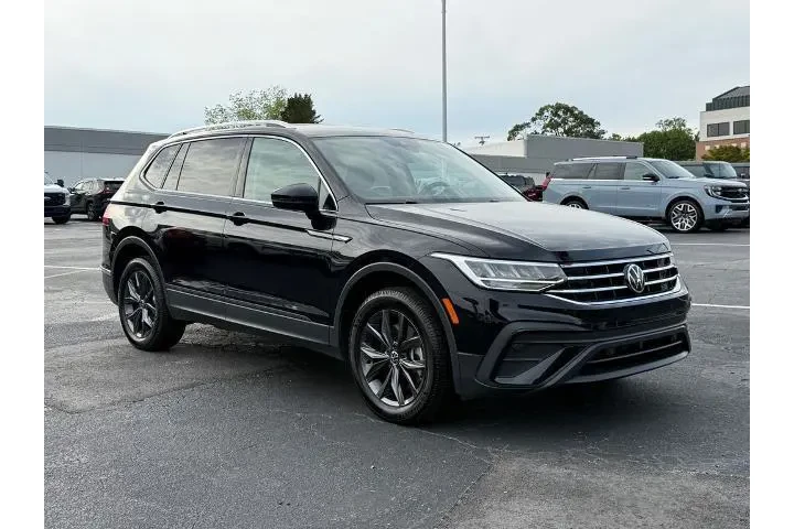 $21996 : Volkswagen Tiguan 2023 SE 4d image 2