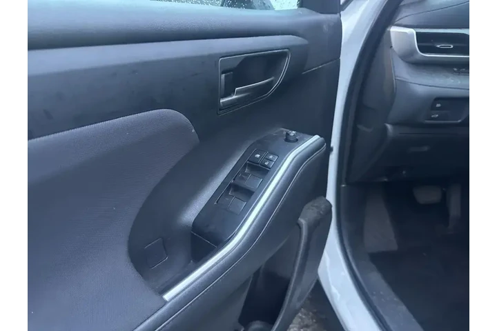 $27750 : Toyota Highlander 2021 LE 4d image 7