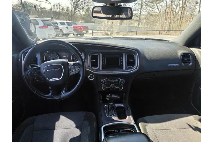 $8900 : 2015 Charger SE image 9