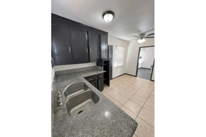 $1100 : Green Yard House image 3