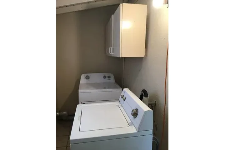 $1600 : 2br - 700ft2 image 2