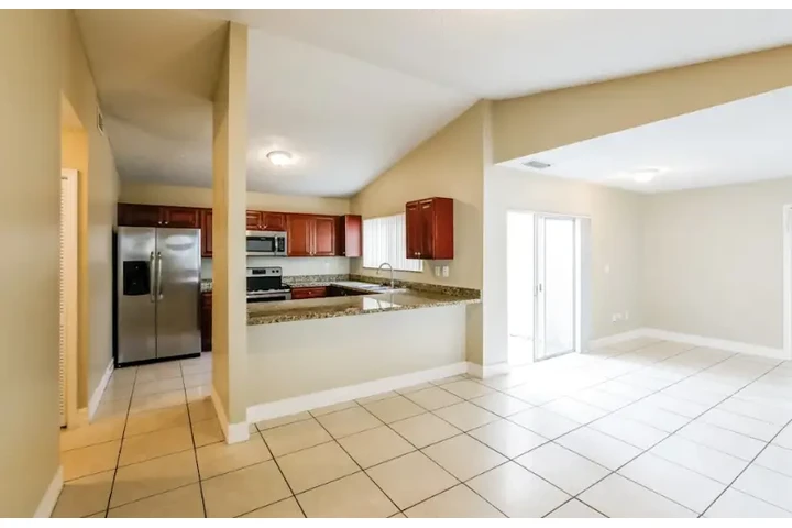 $2400 : 3 Bed 2 bath Home in south LA image 3