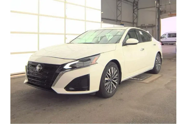 $20499 : Nissan Altima 2023 2.5 SV 4d image 2