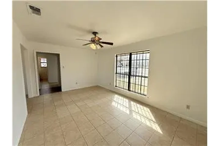 $750 : Rental property with 2 bedro image 4