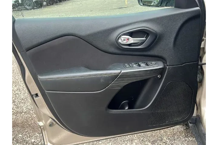 Jeep Cherokee 2015 4x4 Latit image 7