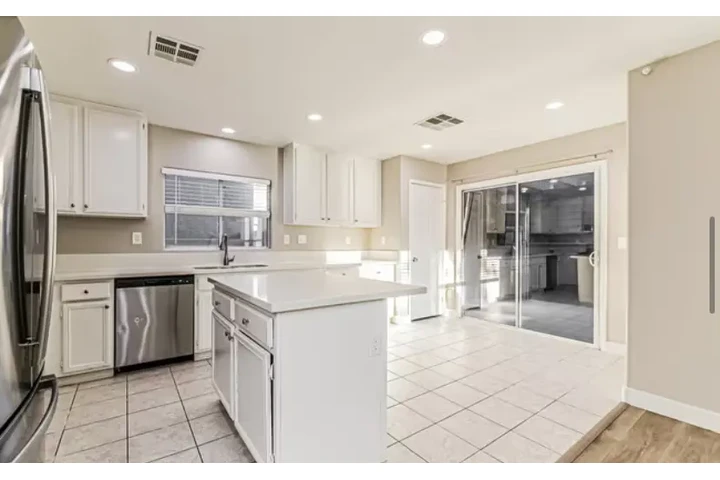 $2690 : Beautiful home for rent in NV image 3