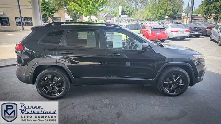 2017 Cherokee Sport Altitude image 2