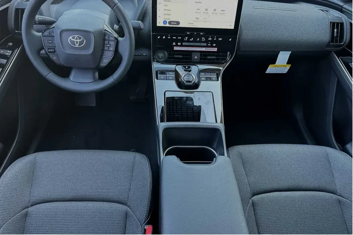 $24500 : Toyota bZ4X 2024 AWD XLE 4dr image 6