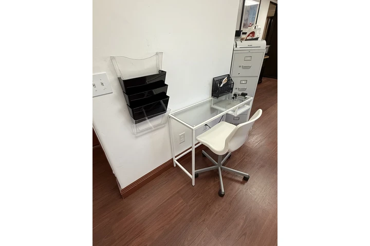 $60 : Escritorios y silla image 1