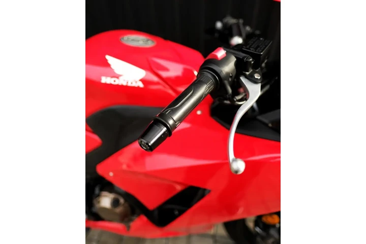 $900 : Honda CBR300R Gris Mate Metali image 3