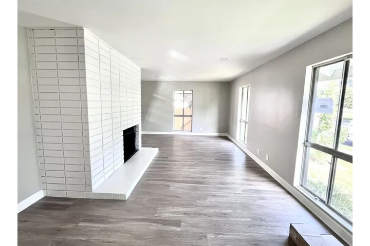 $2800 : 4 Bedroom Home For Rent in LA image 2