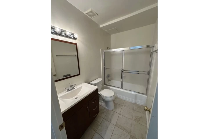 $1980 : 2 Bedroom Apt in James M Wood image 9