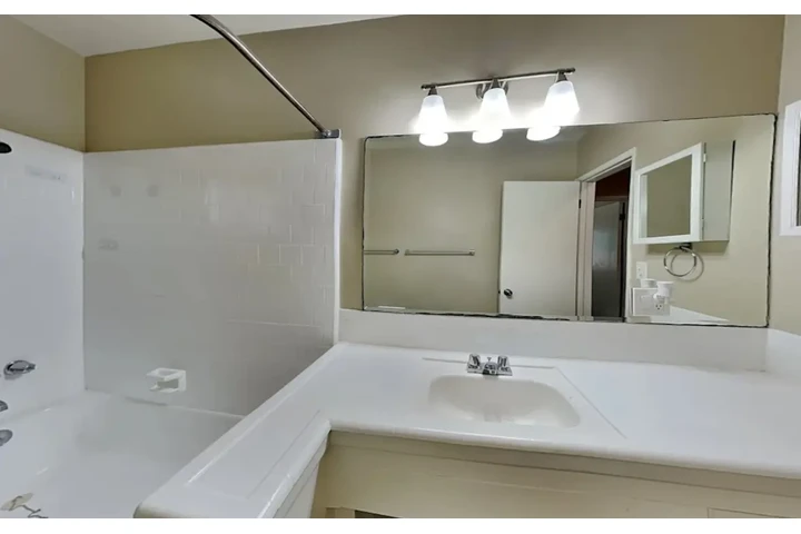 $2450 : 3 Bedroom House In Inglewood image 8
