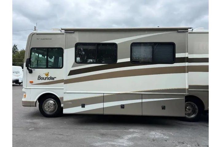 $28500 : 2006 Fleetwood RV Bounder 33R image 5