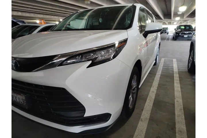 $38197 : Toyota Sienna 2023 LE 8-Pass image 1