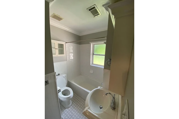 $900 : Spacious 2X2 with fresh ! image 10