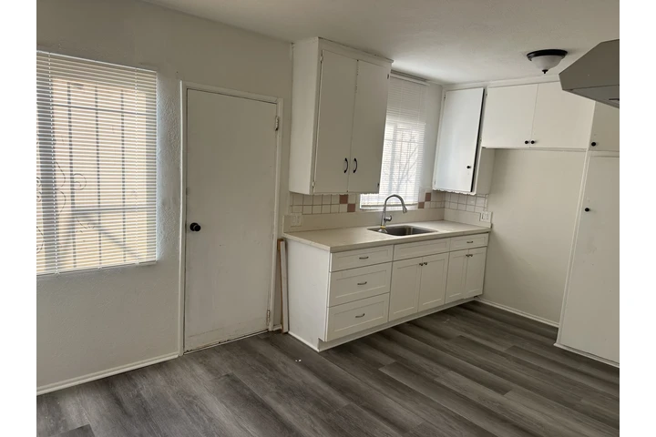 $1600 : One Bedroom Apartment image 2