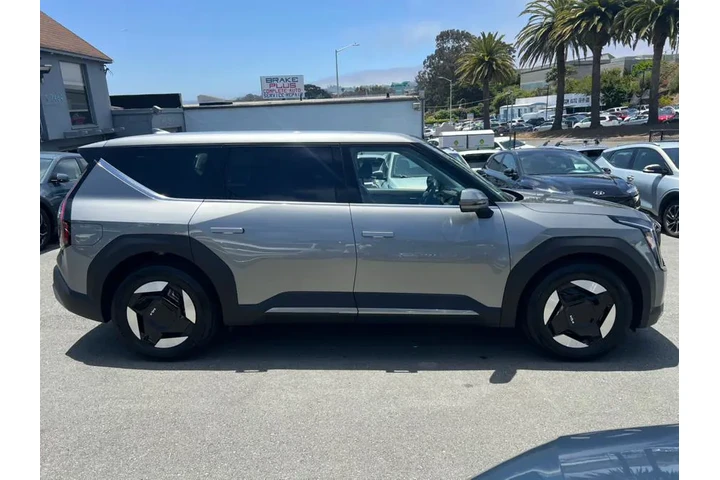 $35200 : 2024 EV9 Light Standard RWD image 4