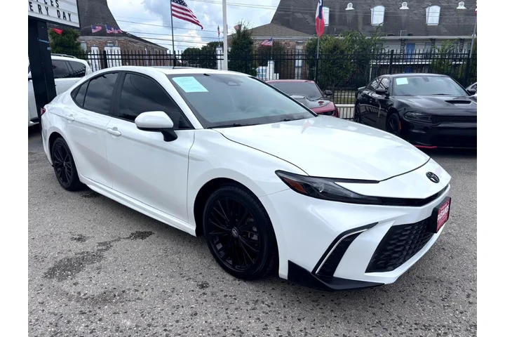 2025 Camry SE image 2