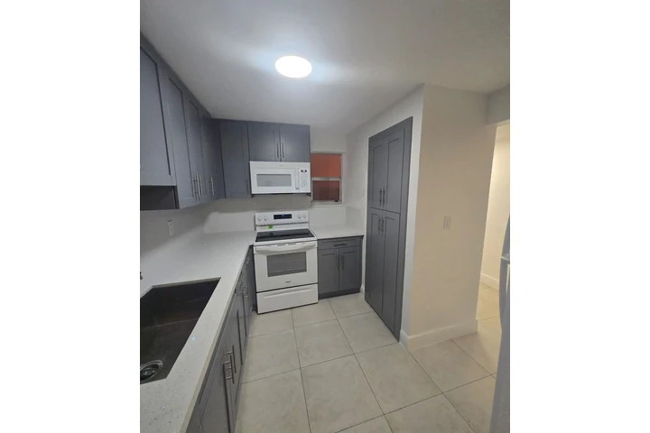 $2400 : RENTA APARTAMENTO HIALEAH image 7