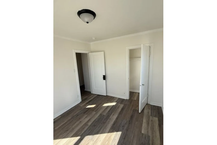 $1985 : 2 Bedroom Apt in Koreatown image 6