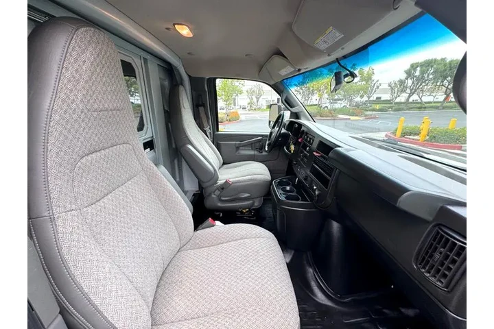 2022 Express G3500 image 10