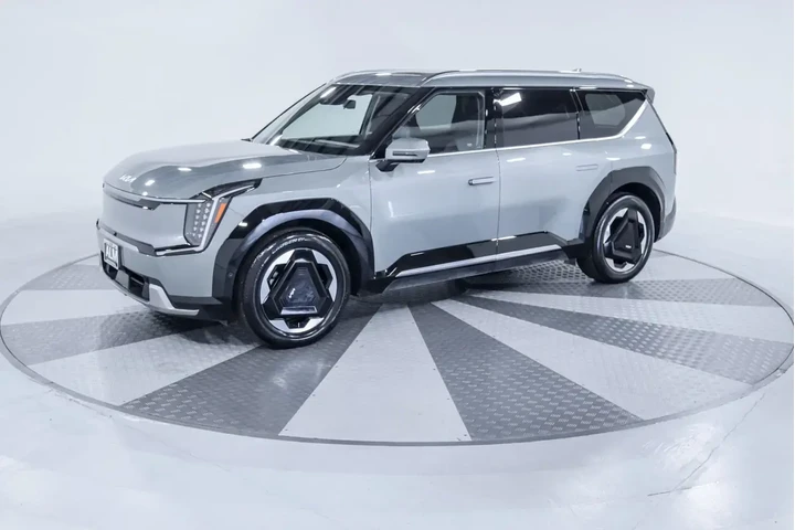 $37460 : Kia EV9 2024 AWD Land 4dr SU image 3