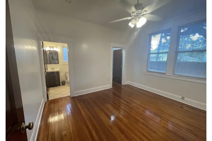 $1000 : Newly renovated Hardwood floor image 4