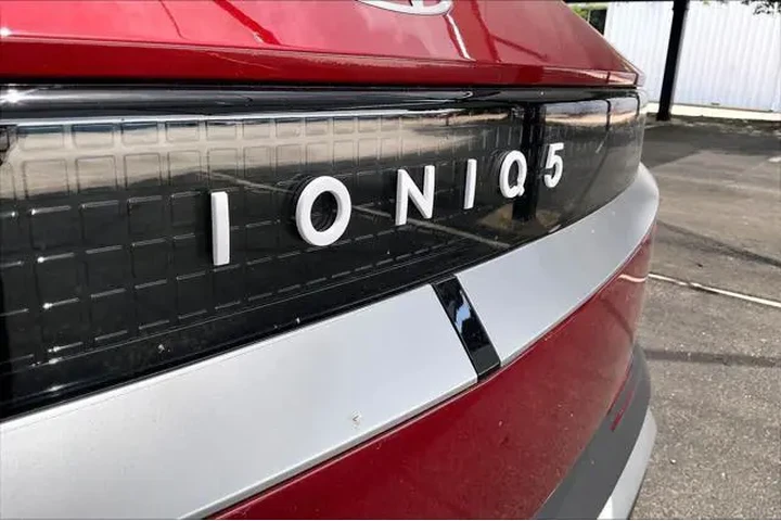 $32550 : Hyundai IONIQ 5 2026 SEL 4dr image 9