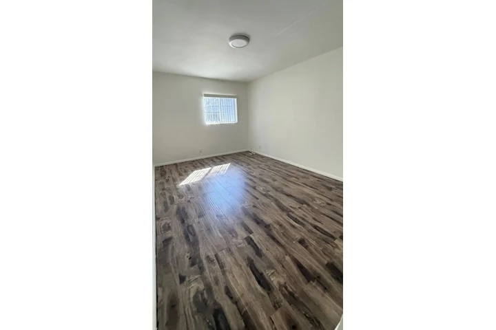 $1980 : 2 Bedroom Apt in James M Wood image 6