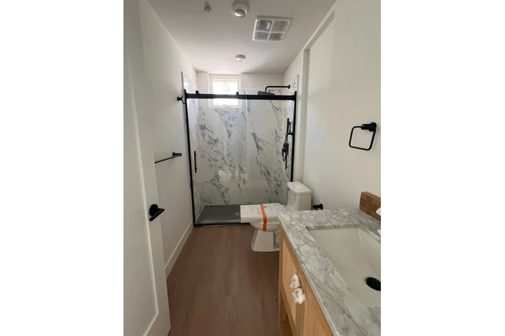 $1900 : 2 Bedroom Apt in James M Wood image 7