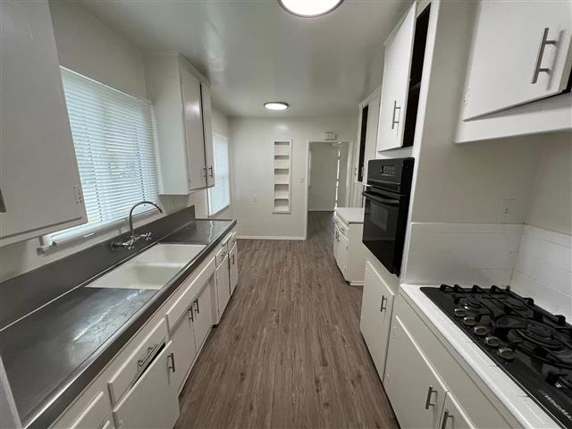 $900 : Nice Home in LAKEWOOD,CA image 5